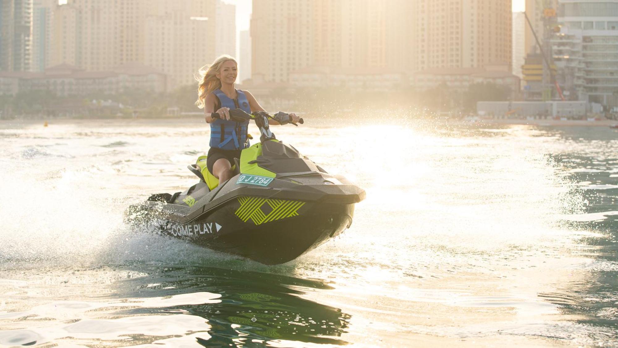 Hotel Five Luxe Dubái Exterior foto A woman riding a personal watercraft