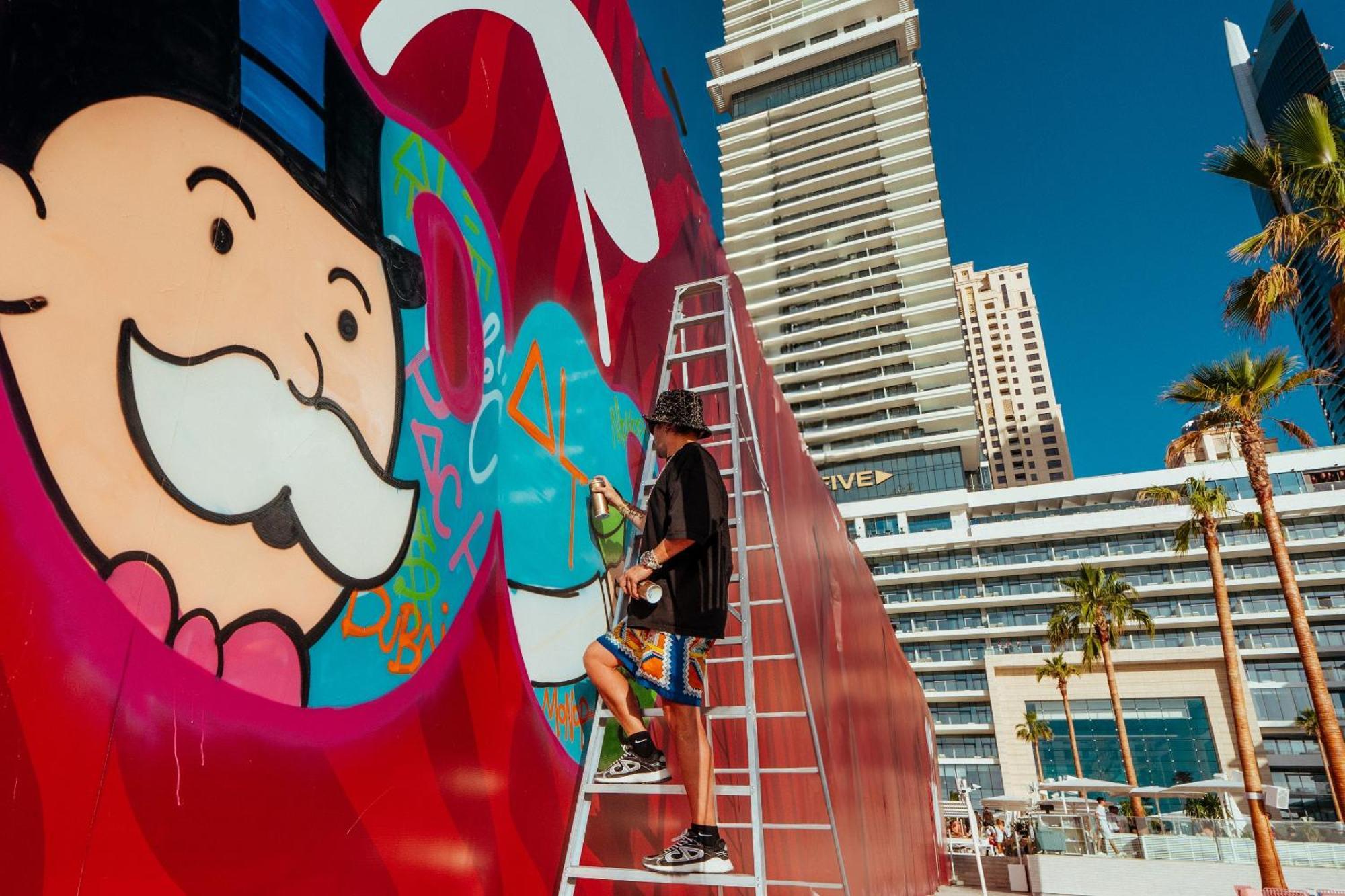 Hotel Five Luxe Dubái Exterior foto Artist working on a mural at the MGM Grand