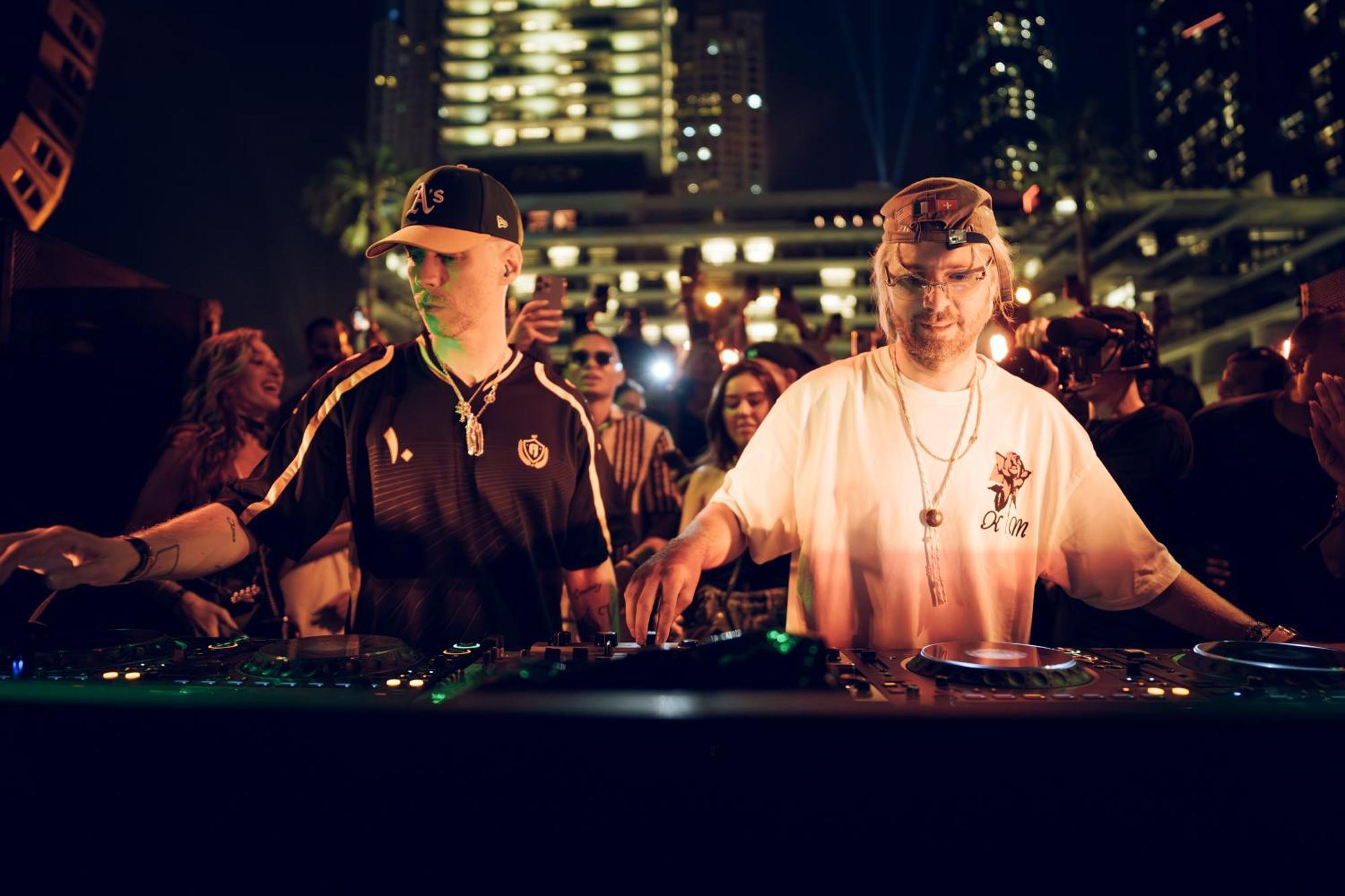 Hotel Five Luxe Dubái Exterior foto The Hacker Twins performing in 2016