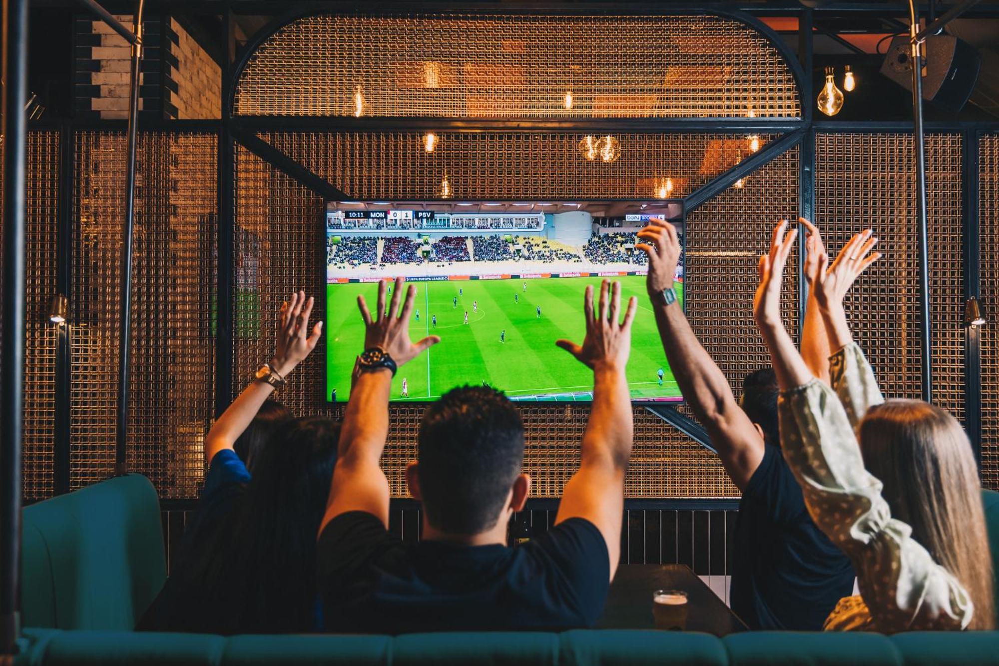 Hotel Five Luxe Dubái Exterior foto Watching a game on television