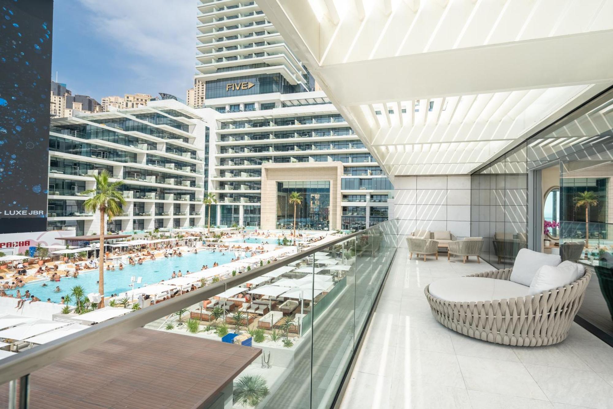 Hotel Five Luxe Dubái Exterior foto The pool at the Hilton Athens