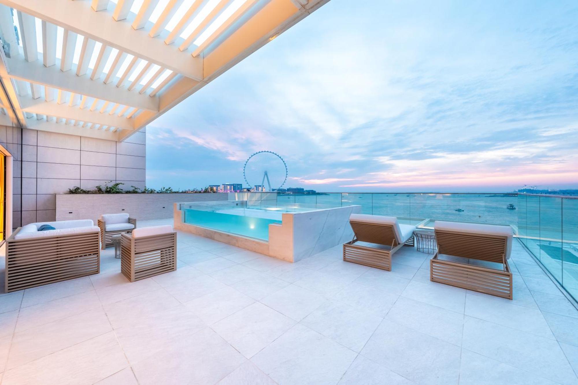 Hotel Five Luxe Dubái Exterior foto The rooftop pool at the hotel