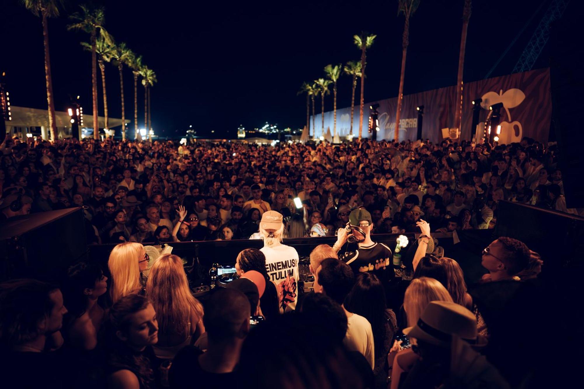 Hotel Five Luxe Dubái Exterior foto The crowd at the 2014 edition of the festival