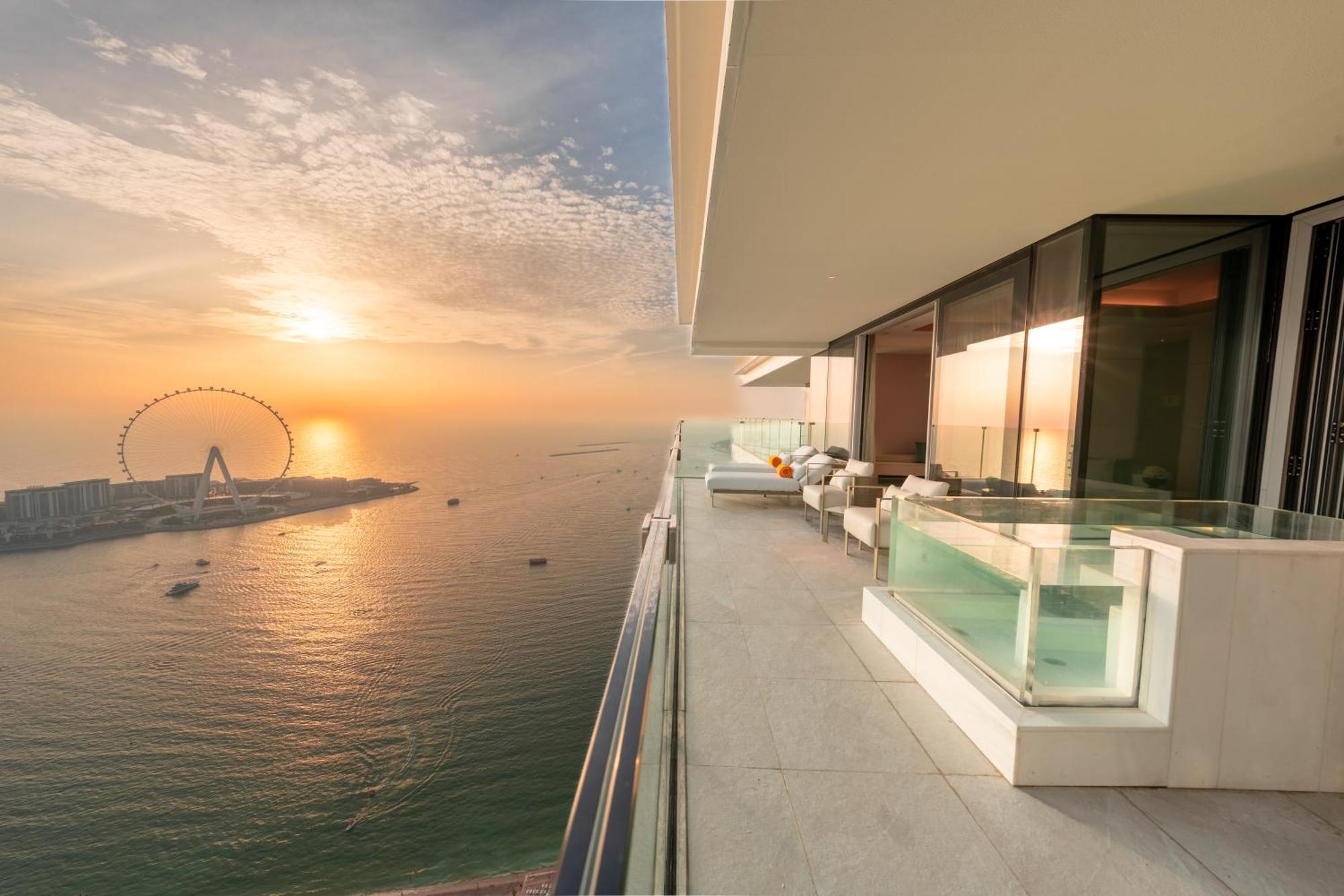 Hotel Five Luxe Dubái Exterior foto View of the Dubai Marina from the balcony of a Jumeirah at the Beach apartment