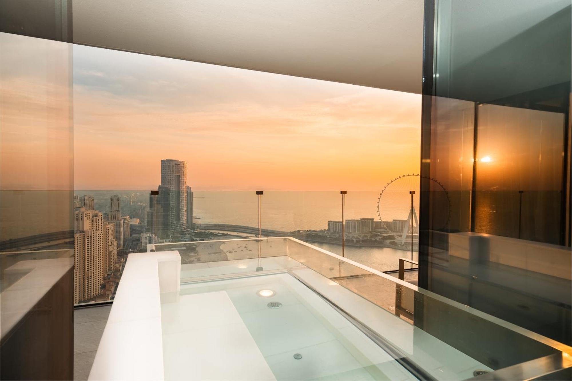 Hotel Five Luxe Dubái Exterior foto The view from the bathroom of a suite at the Marina Bay Sands