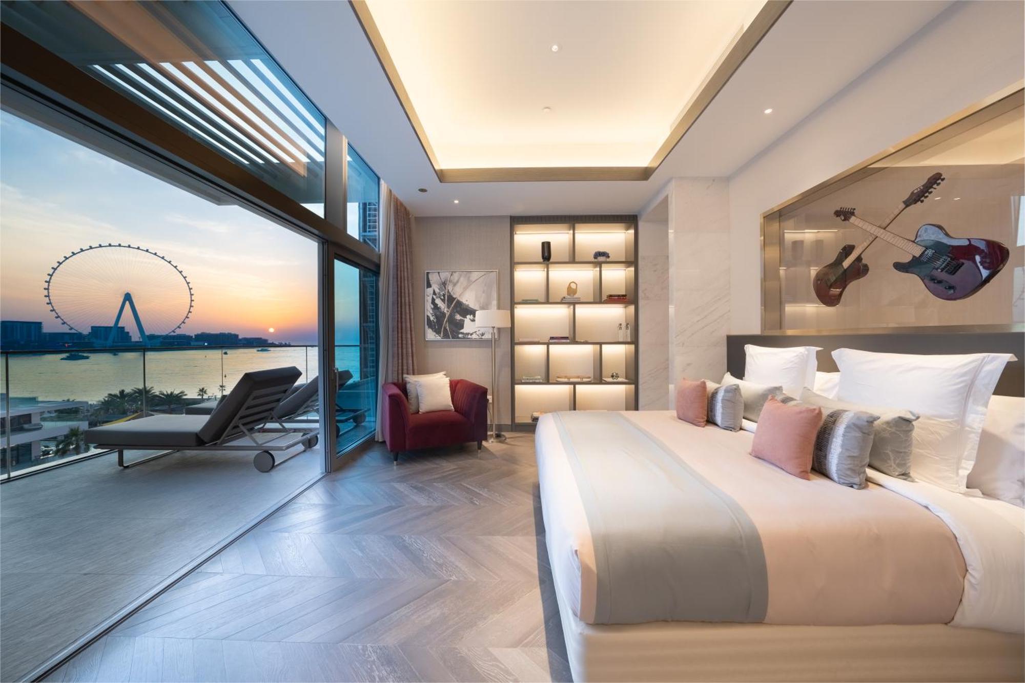 Hotel Five Luxe Dubái Exterior foto The bedroom of a Sky Suite
