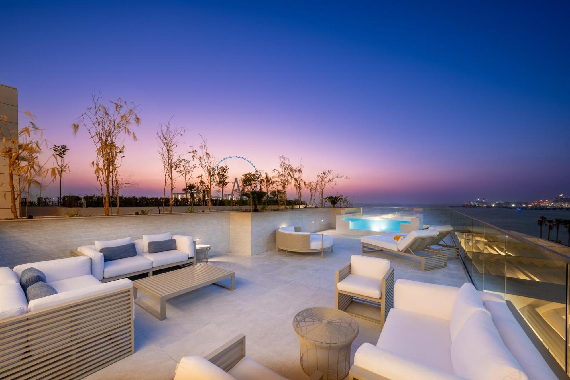 Hotel Five Luxe Dubái Exterior foto Rooftop pool at the Westin