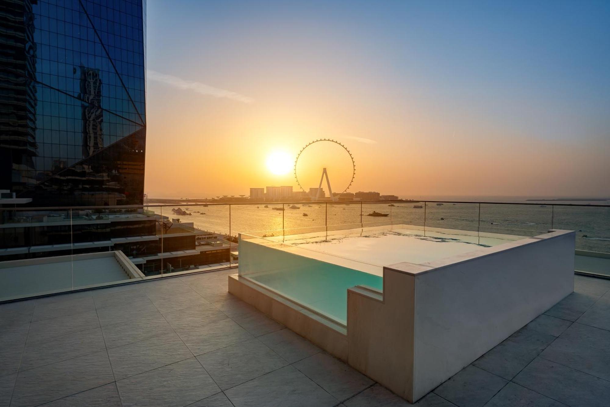 Hotel Five Luxe Dubái Exterior foto View of the Dubai Eye from the Address Sky Pool