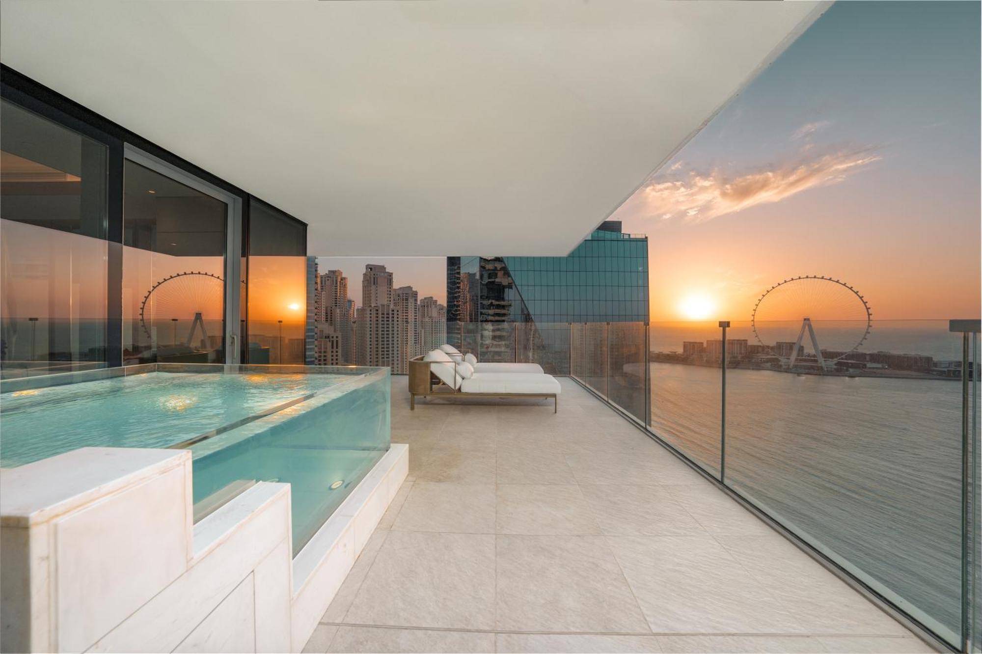 Hotel Five Luxe Dubái Exterior foto Sky Pool at The View