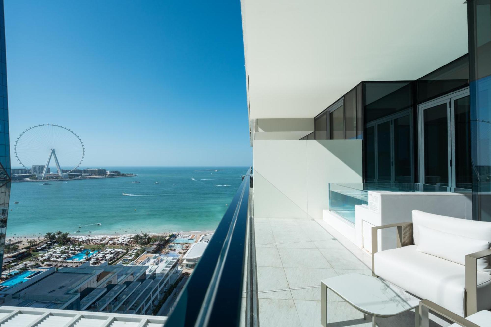 Hotel Five Luxe Dubái Exterior foto View of the Palm Jumeirah from the balcony of a 2BR