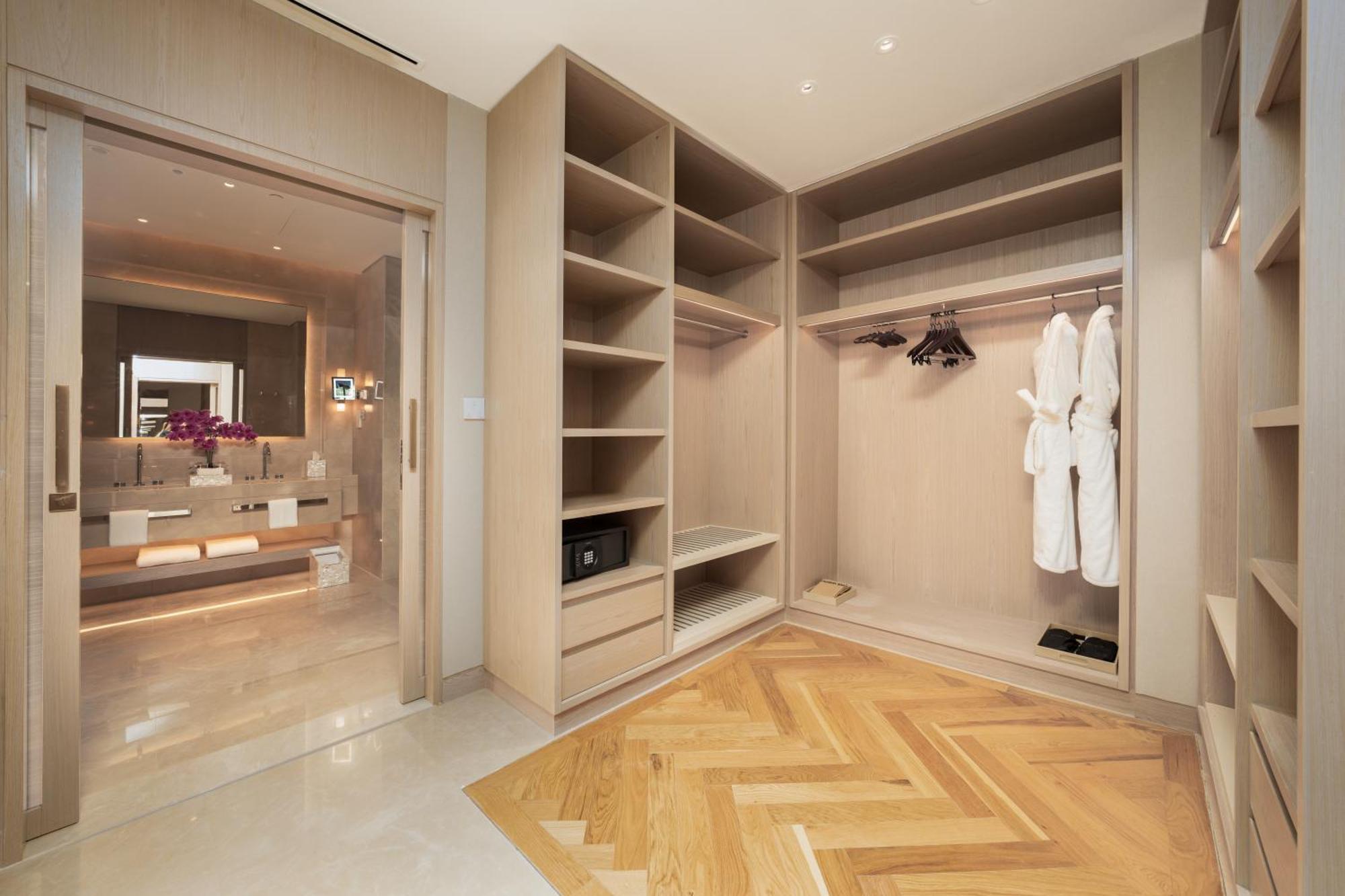 Hotel Five Luxe Dubái Exterior foto A walk-in closet
