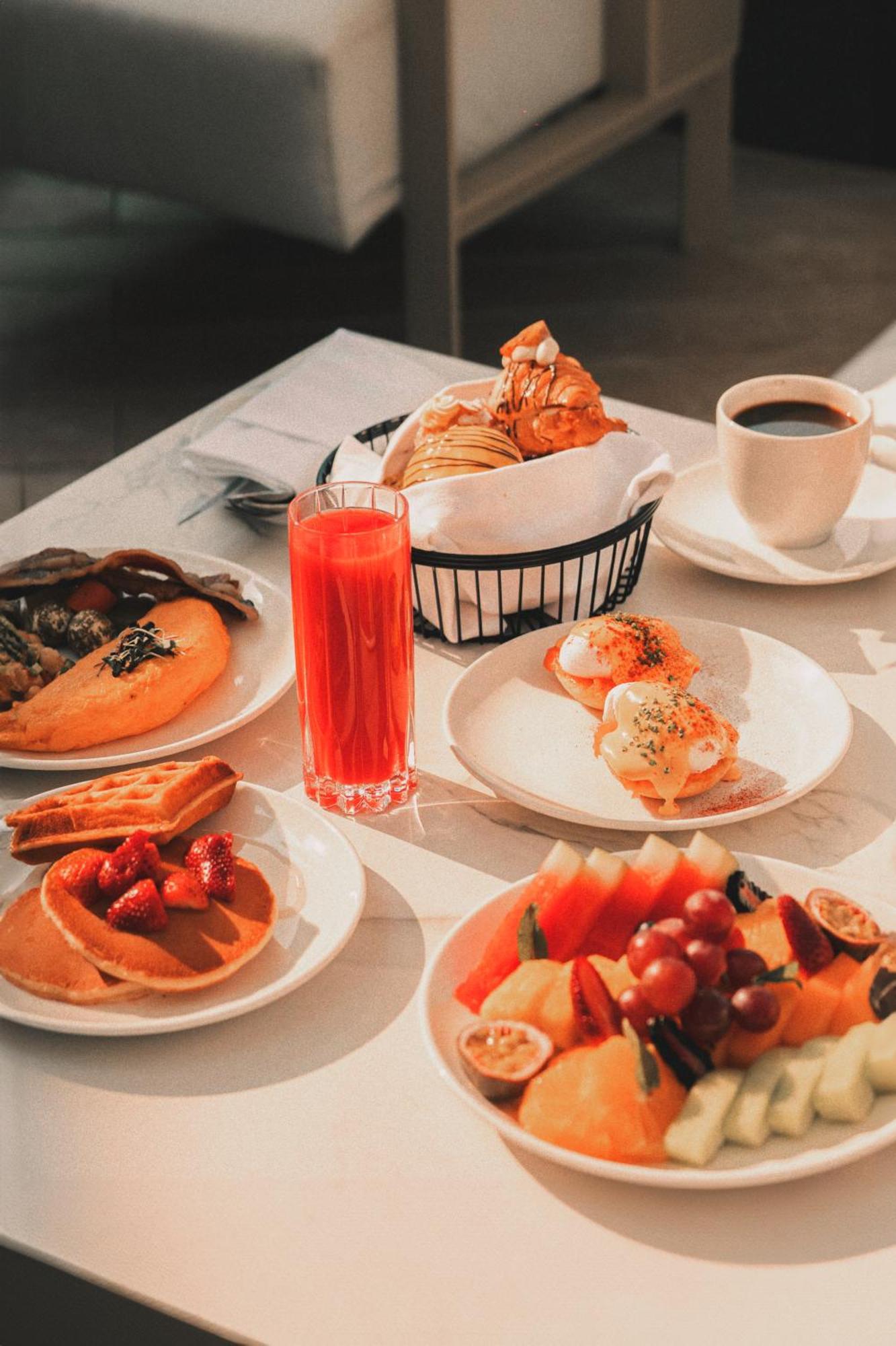 Hotel Five Luxe Dubái Exterior foto A typical breakfast
